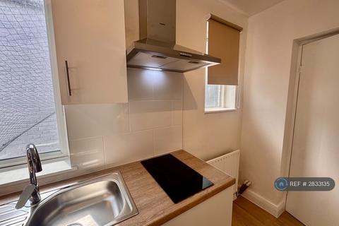 Studio to rent, Sussex Gardens, London, W2