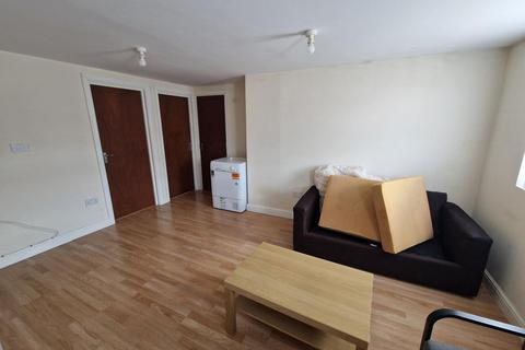 2 bedroom maisonette to rent, Blackberry Farm Close, Hounslow, TW5