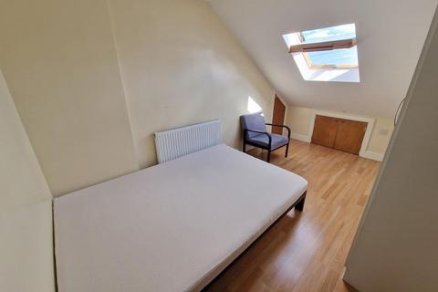 2 bedroom maisonette to rent, Blackberry Farm Close, Hounslow, TW5