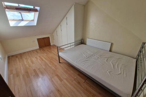 2 bedroom maisonette to rent, Blackberry Farm Close, Hounslow, TW5
