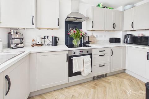 2 bedroom semi-detached house for sale, Heathfield Avenue, Hailsham BN27