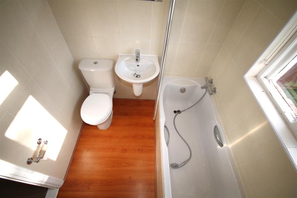 Family Bathroom b.JPG