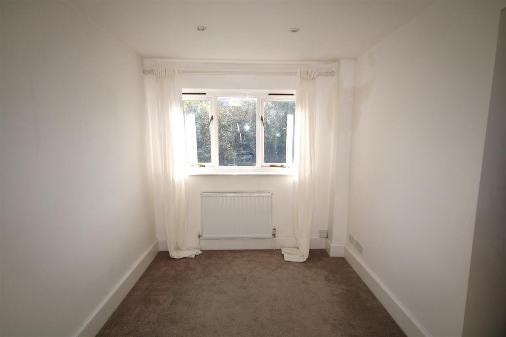 Bedroom 4b.JPG