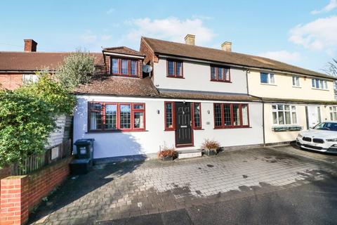 4 bedroom semi-detached house to rent, Peregrine Road, Ilford IG6