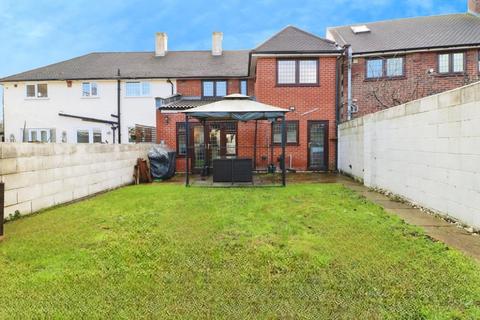 4 bedroom semi-detached house to rent, Peregrine Road, Ilford IG6