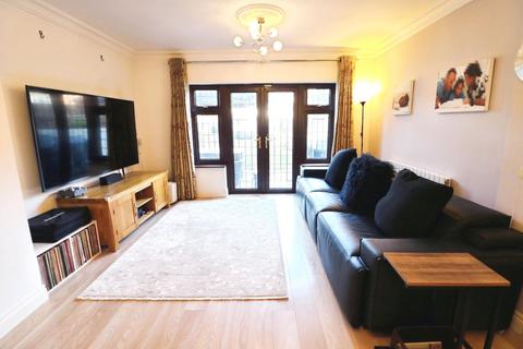 4 bedroom semi-detached house to rent, Peregrine Road, Ilford IG6