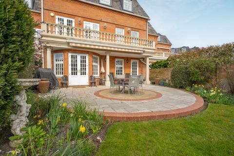 undefined, Bishopsgate Road, Egham TW20