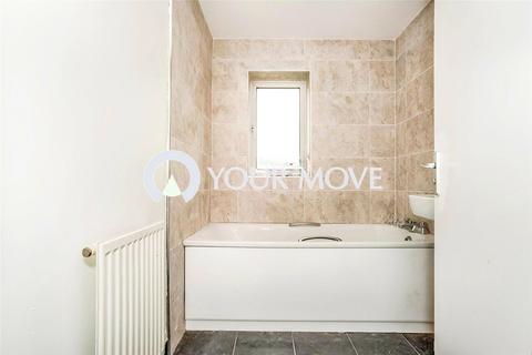 3 bedroom semi-detached house to rent, Victoria Way, London SE7