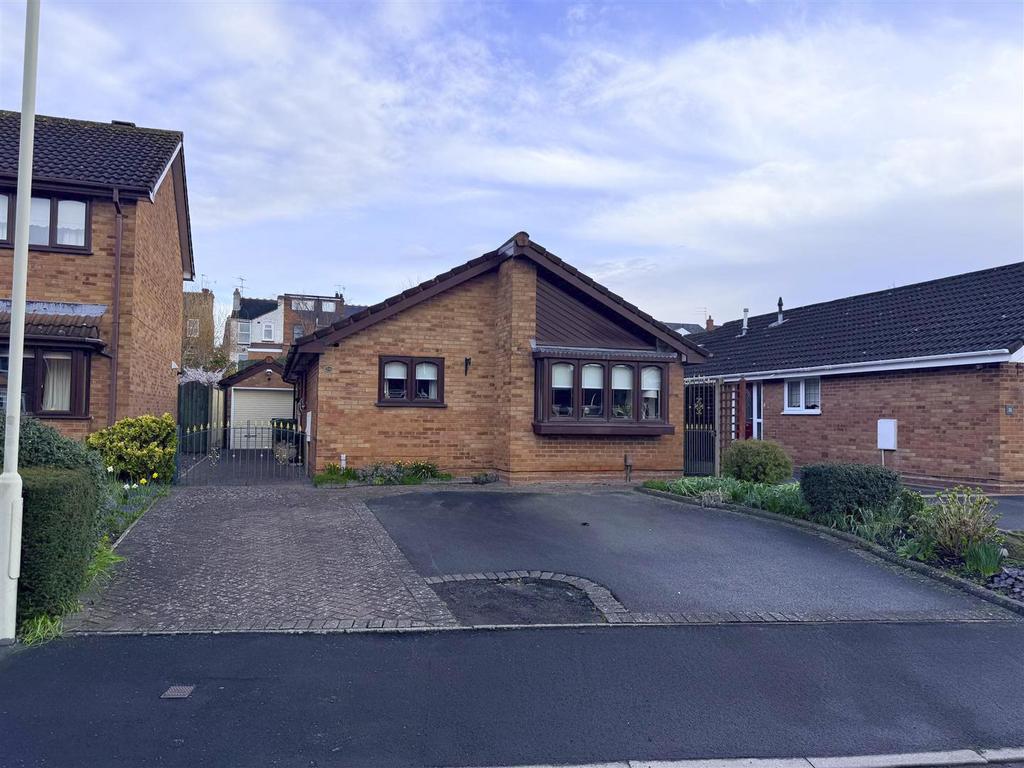 Fredericks Close Norton 1.jpg