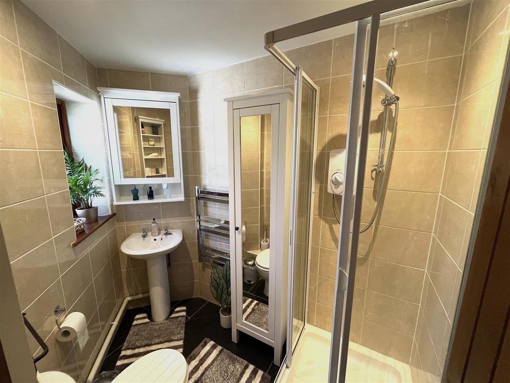 Shower room en suite.JPG