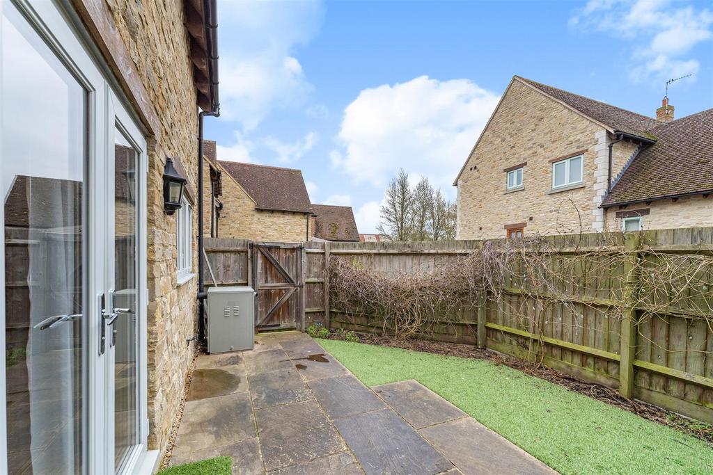 3 Moorhen Close-17.jpg