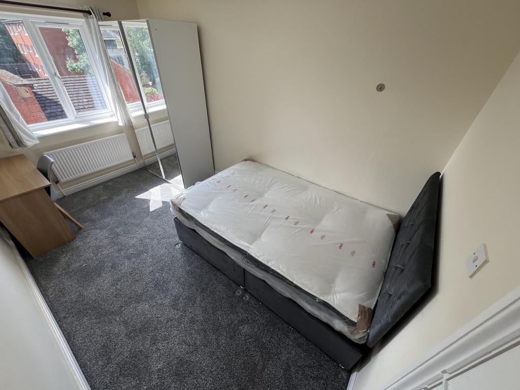 Bright, tidy single bedroom with a new mattress...