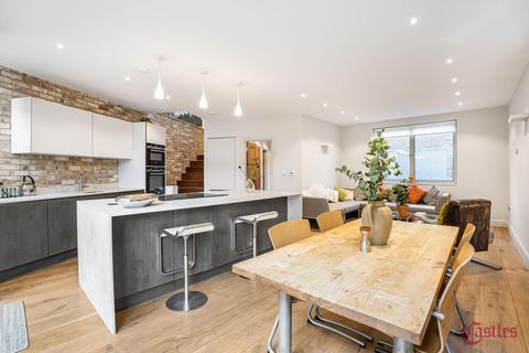 4 bedroom semi-detached house for sale, Blythwood Road, N4