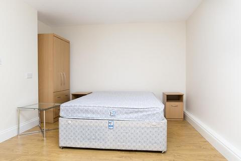 Studio to rent, 122 Bunns Lane, Chuchill House, Mill Hill Broadway