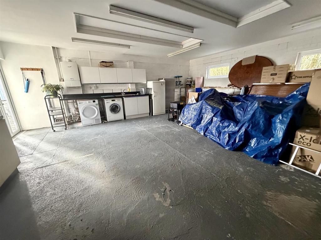 Garage/Utility Room
