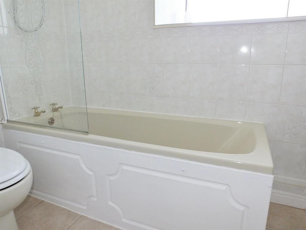 17 - bathroom.jpg