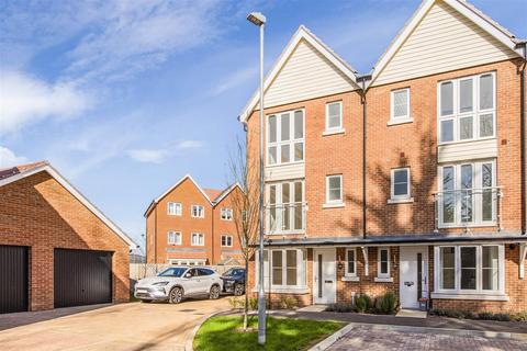 4 bedroom end of terrace house for sale, 26 Limestone Road, Chichester