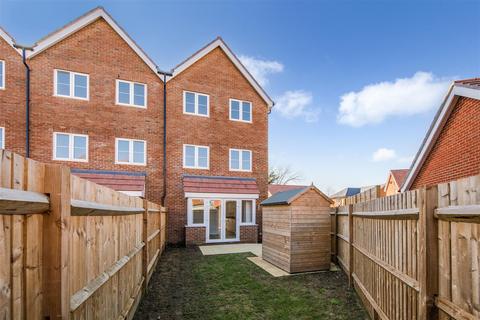 4 bedroom end of terrace house for sale, 26 Limestone Road, Chichester