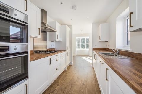 4 bedroom end of terrace house for sale, 26 Limestone Road, Chichester