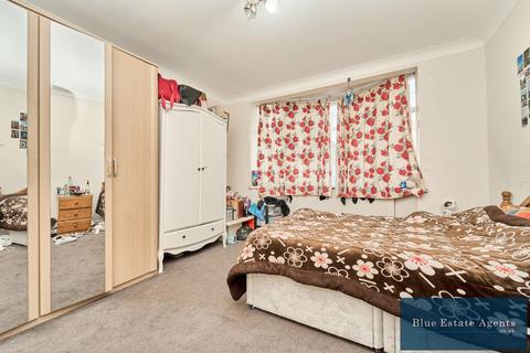 3 bedroom semi-detached house for sale, Blossom Waye, Hounslow, TW5