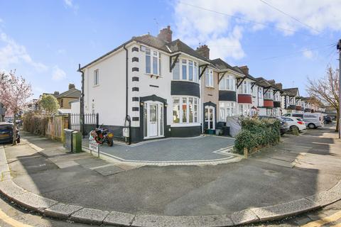 3 bedroom semi-detached house to rent, Stradbroke Grove, Ilford IG5