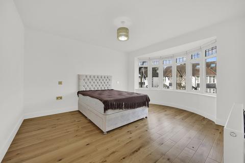 3 bedroom semi-detached house to rent, Stradbroke Grove, Ilford IG5