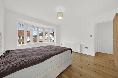 3 bedroom semi-detached house to rent, Stradbroke Grove, Ilford IG5