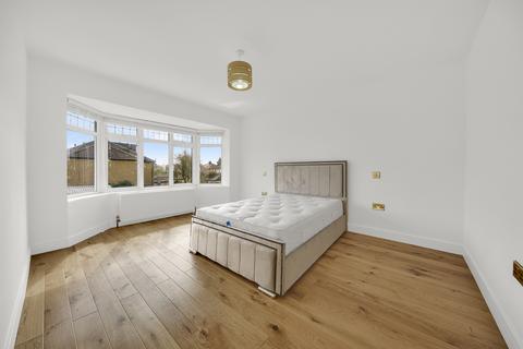 3 bedroom semi-detached house to rent, Stradbroke Grove, Ilford IG5