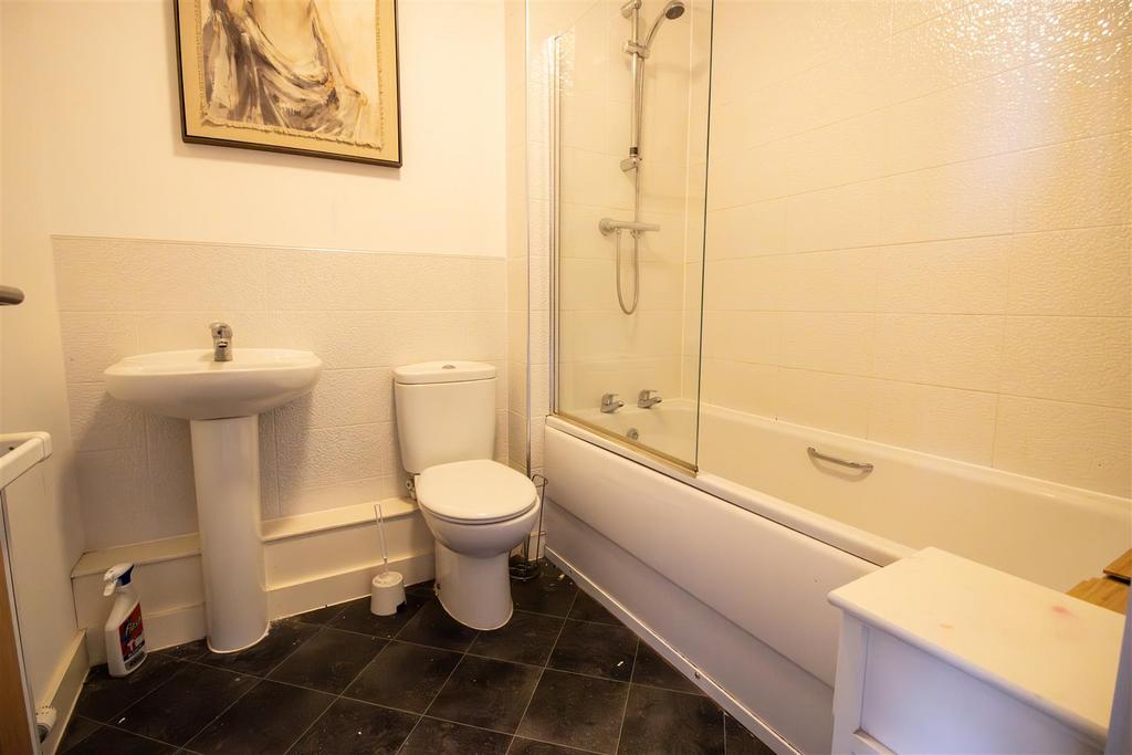 Main Bathroom (First Floor)