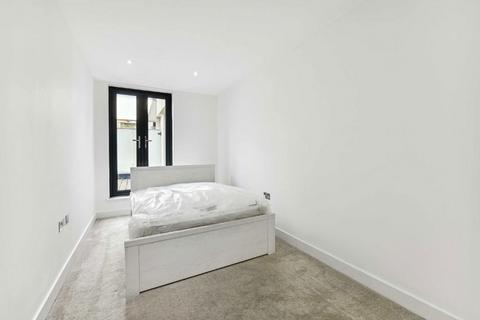 3 bedroom flat for sale, Lillie Road, London SW6
