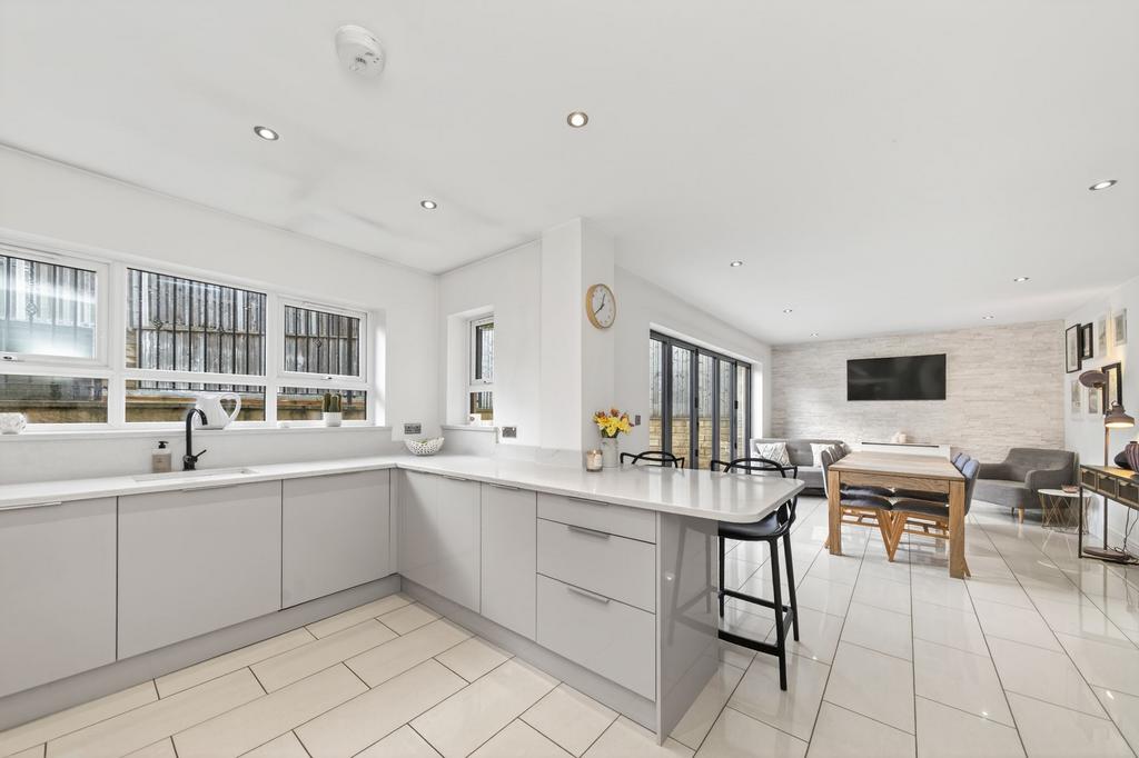 OPEN-PLAN DINING KITCHEN AND FAMILY ROOM cont.