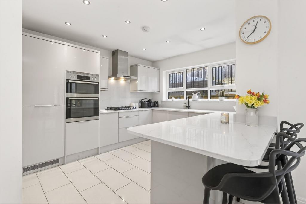 OPEN-PLAN DINING KITCHEN AND FAMILY ROOM cont.