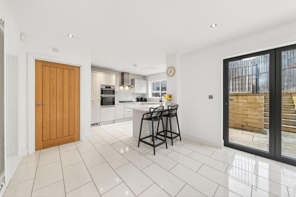 OPEN-PLAN DINING KITCHEN AND FAMILY ROOM cont.