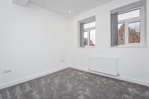 4 bedroom flat to rent, High Street, Watford