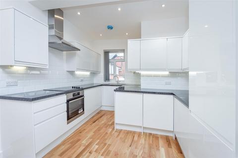 4 bedroom flat to rent, High Street, Watford