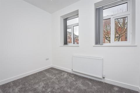 4 bedroom flat to rent, High Street, Watford