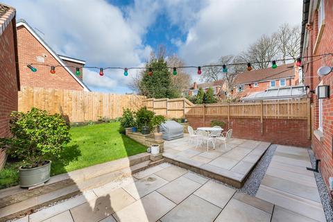 undefined, Greenlea Close, Yeadon LS19