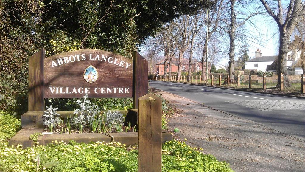 Abbots Langley-sign-1.jpg