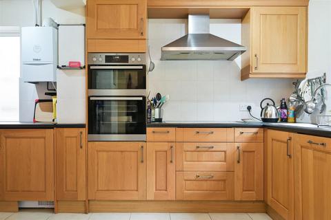 3 bedroom chalet for sale, Shelley Close, Banstead