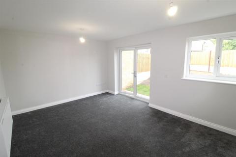3 bedroom semi-detached house to rent, Hazelwood Close, Hadfield, Glossop