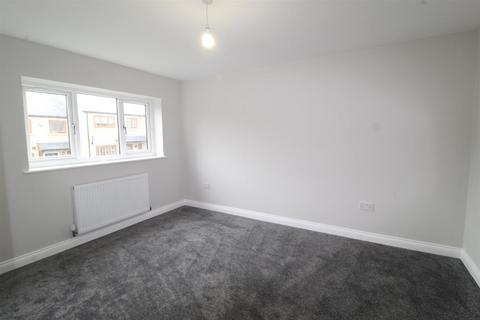 3 bedroom semi-detached house to rent, Hazelwood Close, Hadfield, Glossop