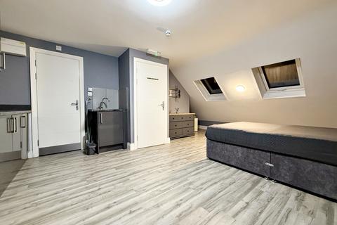 1 bedroom in a house share to rent, The Crossways, Hounslow, TW5