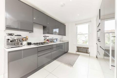 3 bedroom flat to rent, Oakmead Road, London SW12