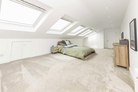 3 bedroom flat to rent, Oakmead Road, London SW12