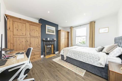 3 bedroom flat to rent, Oakmead Road, London SW12