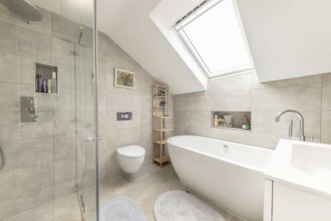 3 bedroom flat to rent, Oakmead Road, London SW12
