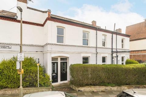 3 bedroom flat to rent, Oakmead Road, London SW12