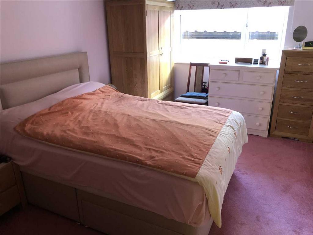 Bedroom (side)