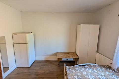1 bedroom in a house share to rent, Harlesden Road, Willesden, London NW10
