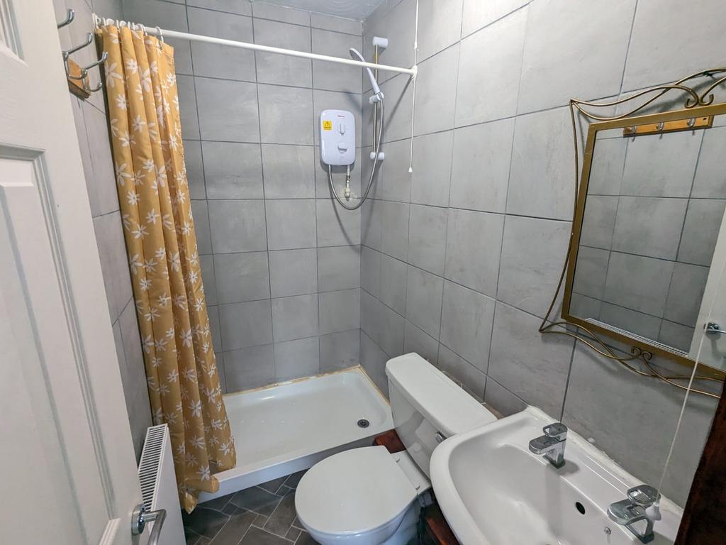 Room 7 - Ensuite